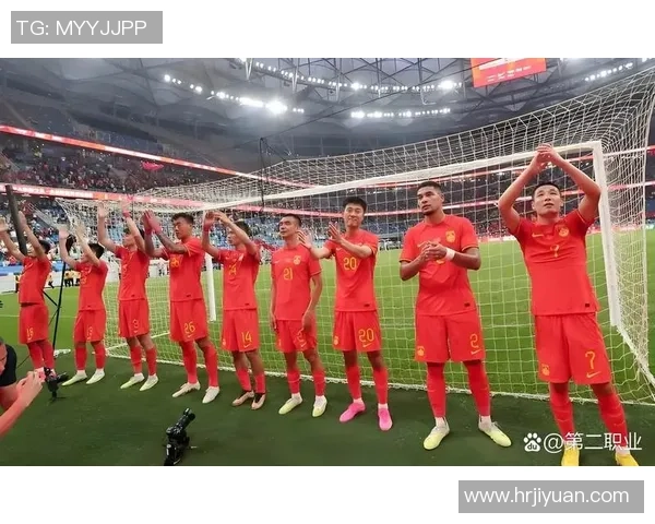 足球明星挑战足球台球精彩瞬间尽在视频中尽情享受运动的乐趣与激情